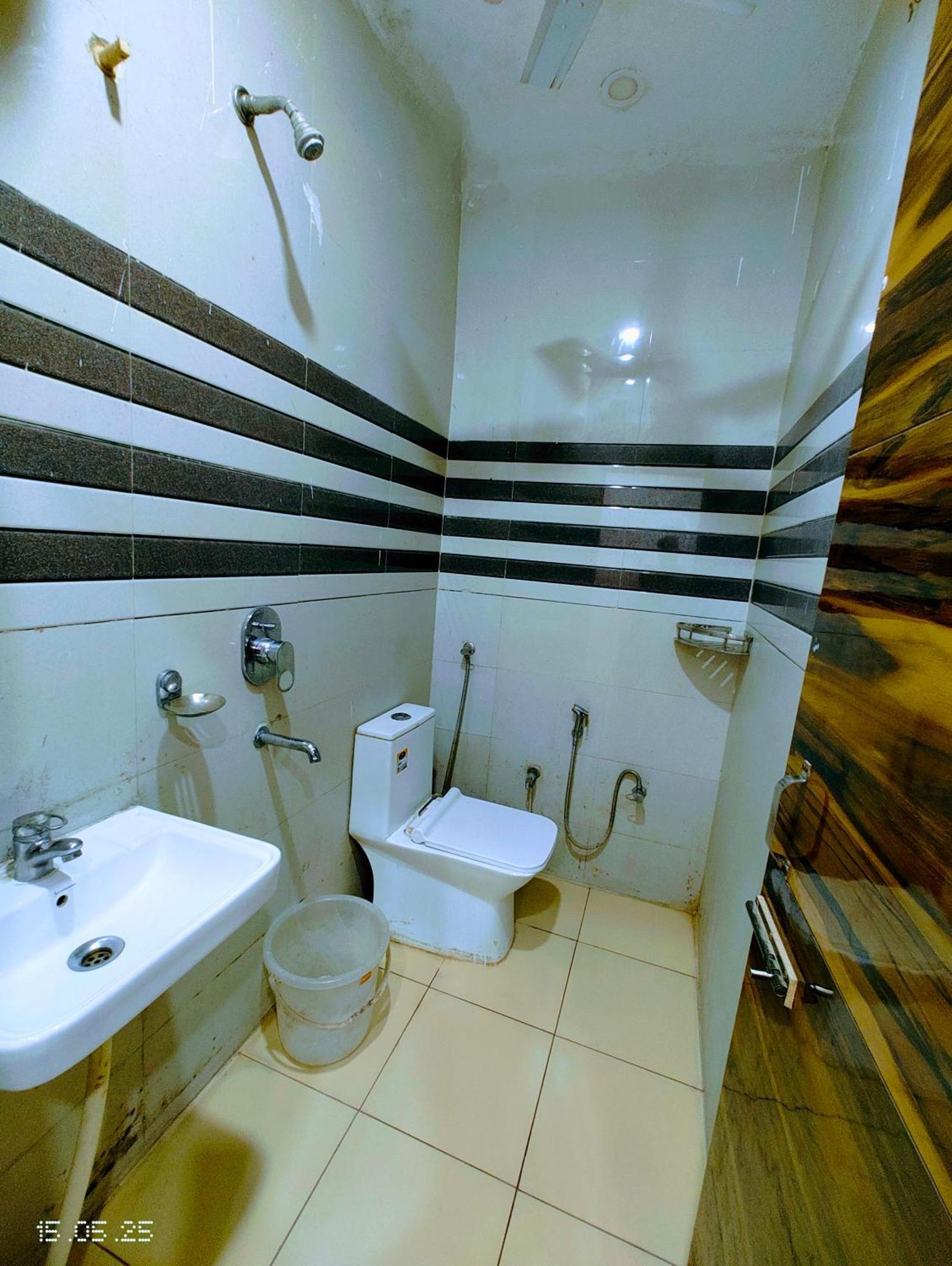Hotel Yolo- Чандигарх Экстерьер фото