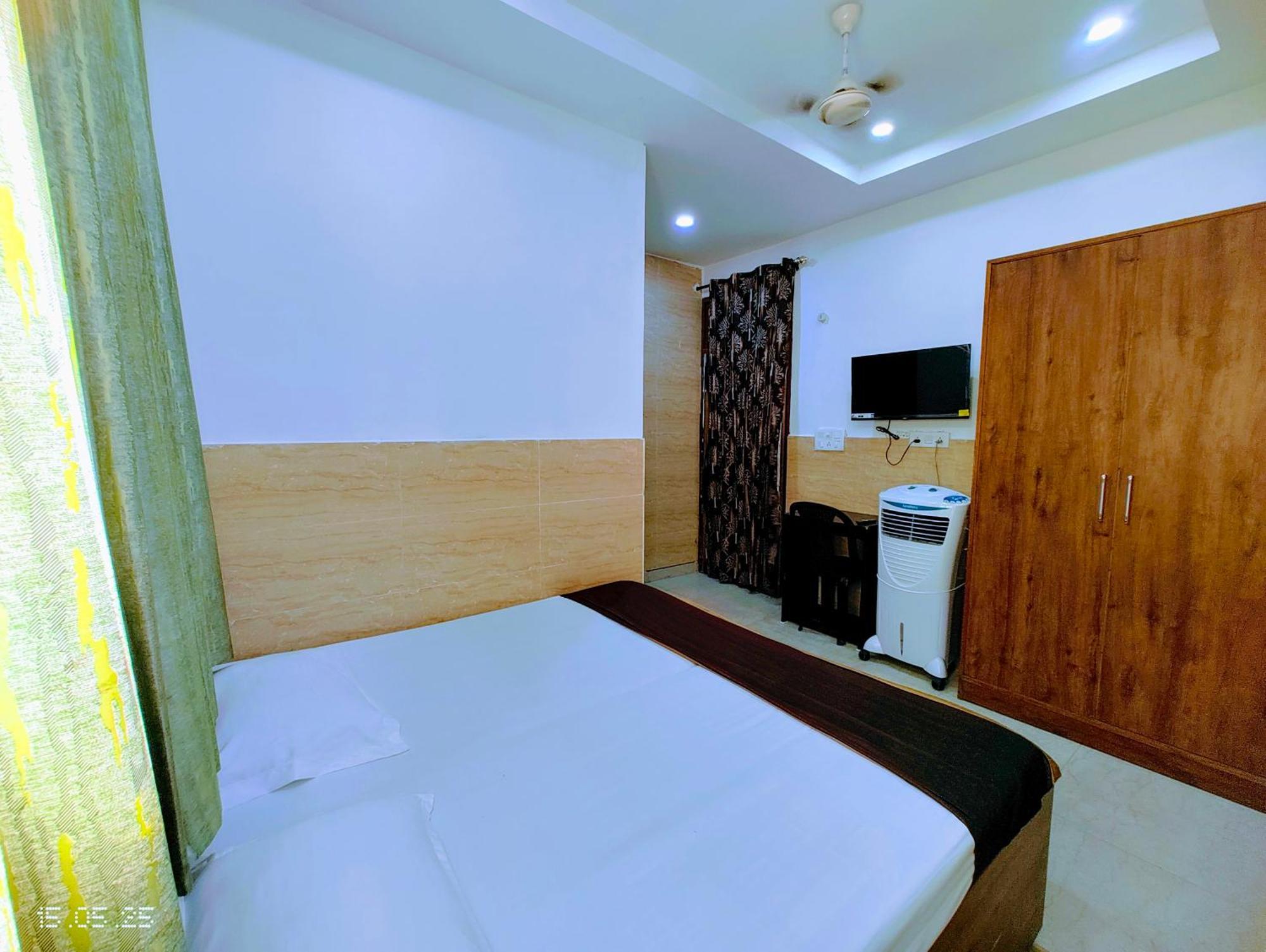 Hotel Yolo- Чандигарх Экстерьер фото